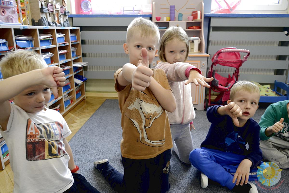 Dzieci  oceniają smak soku - Przedszkole Samorządowe Nr 2 Pod Słonkiem w Białymstoku