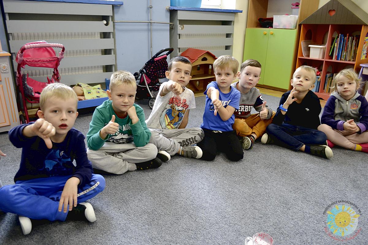 Dzieci  oceniają smak soku - Przedszkole Samorządowe Nr 2 Pod Słonkiem w Białymstoku