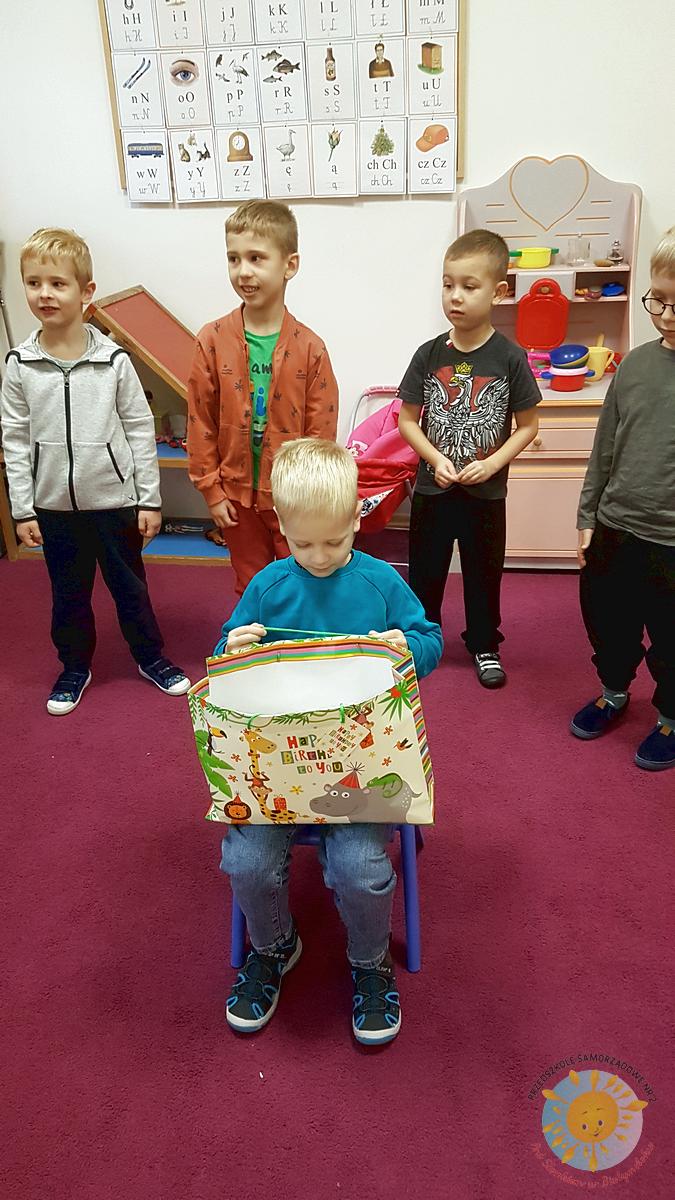 Dzieci składają życzenia solenizantowi z przedszkola - Przedszkole Samorządowe Nr 2 Pod Słonkiem w Białymstoku