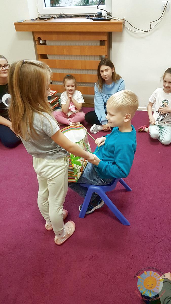 Dzieci składają życzenia solenizantowi z przedszkola - Przedszkole Samorządowe Nr 2 Pod Słonkiem w Białymstoku