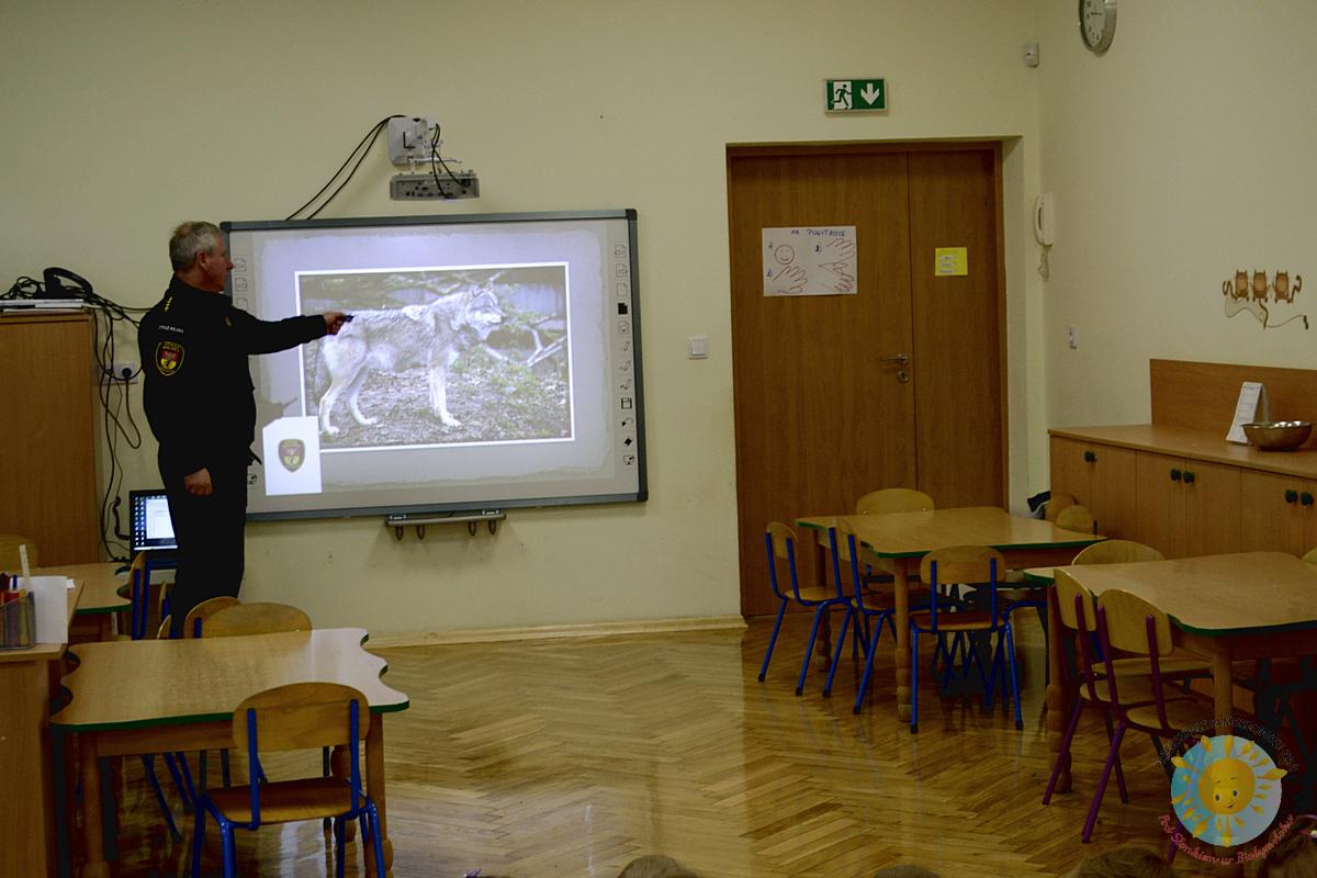 Dzieci obserwują wykłady prowadzone przez strażnika miejskiego - Przedszkole Samorządowe Nr 2 Pod Słonkiem w Białymstoku