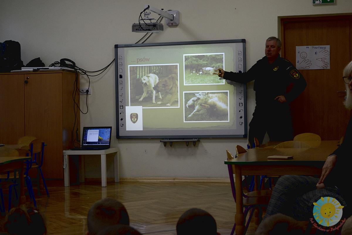 Dzieci obserwują wykłady prowadzone przez strażnika miejskiego - Przedszkole Samorządowe Nr 2 Pod Słonkiem w Białymstoku