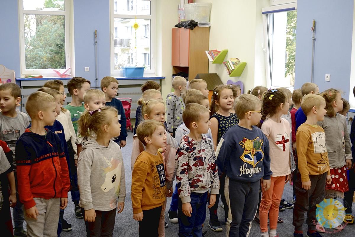 Dzieci stoją na dywanie - Przedszkole Samorządowe Nr 2 Pod Słonkiem w Białymstoku