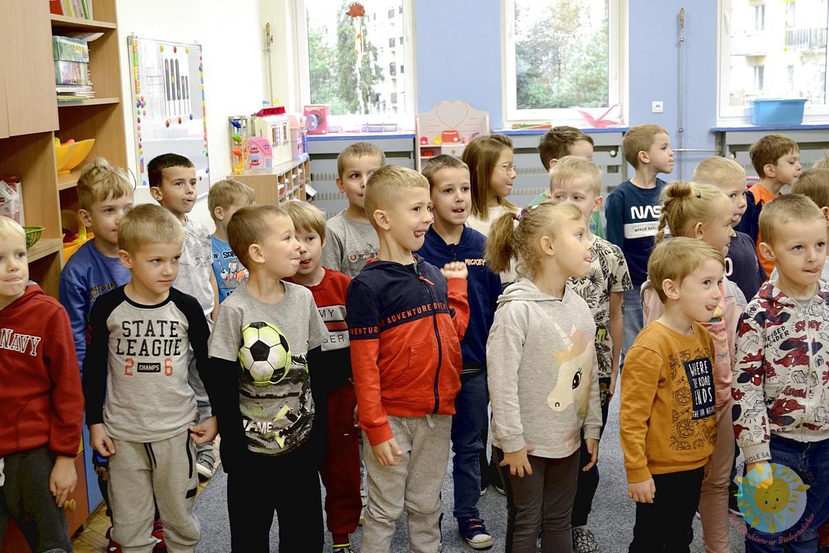 Dzieci stoją na dywanie - Przedszkole Samorządowe Nr 2 Pod Słonkiem w Białymstoku
