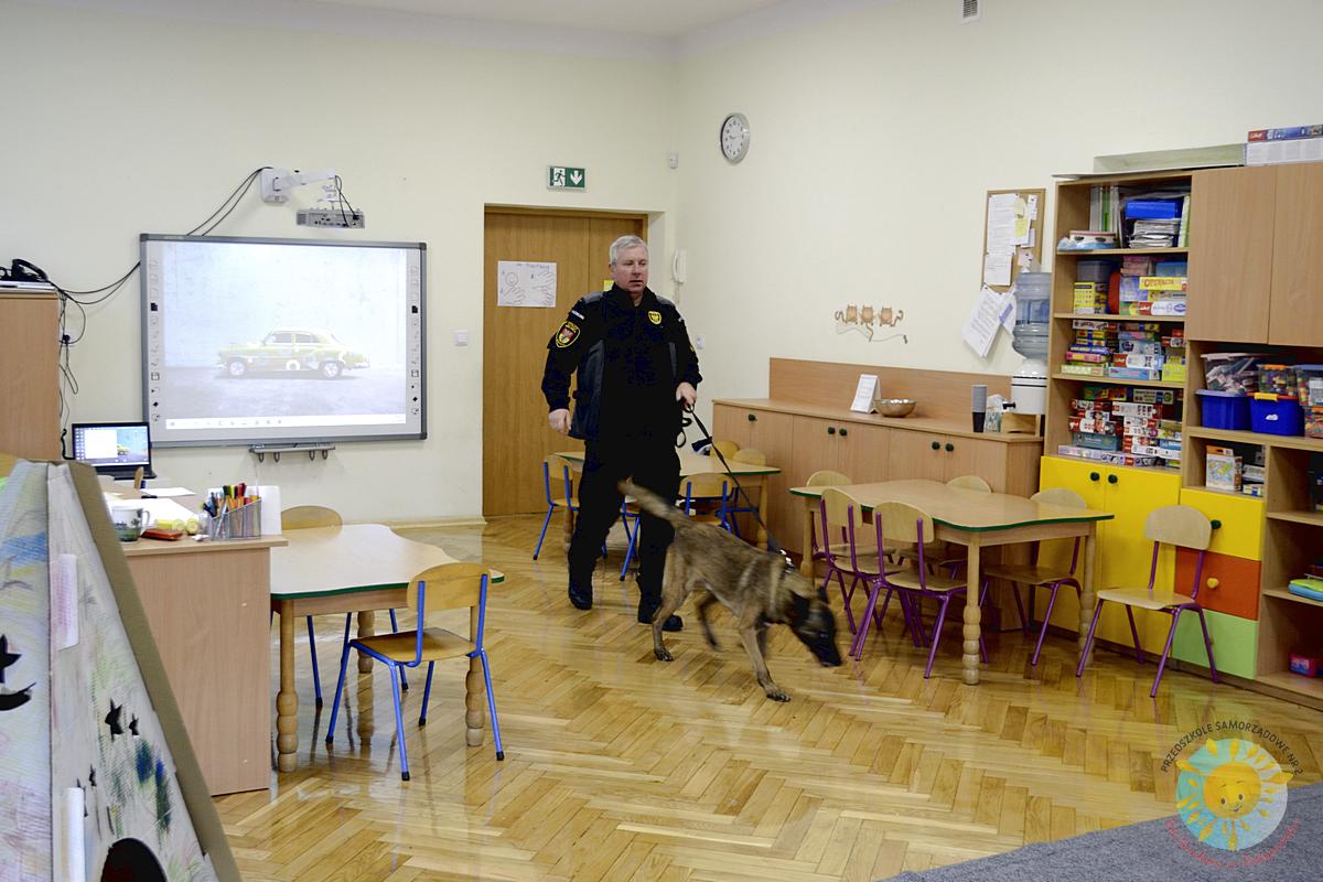 Strażnik miejski i pies - Przedszkole Samorządowe Nr 2 Pod Słonkiem w Białymstoku