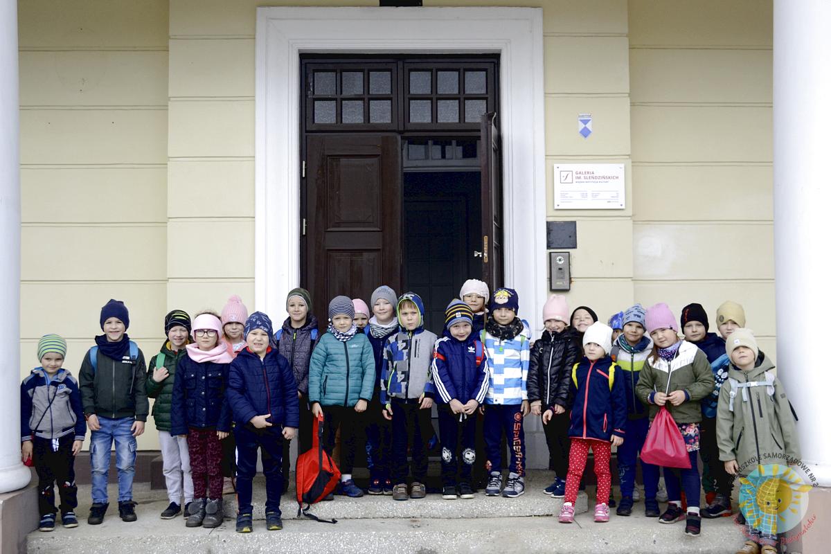 Dzieci stoją przed drzwiami do Galerii - Przedszkole Samorządowe Nr 2 Pod Słonkiem w Białymstoku