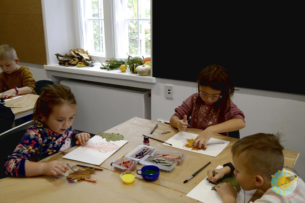 Dzieci siedzą przy stole i malują liście - Przedszkole Samorządowe Nr 2 Pod Słonkiem w Białymstoku