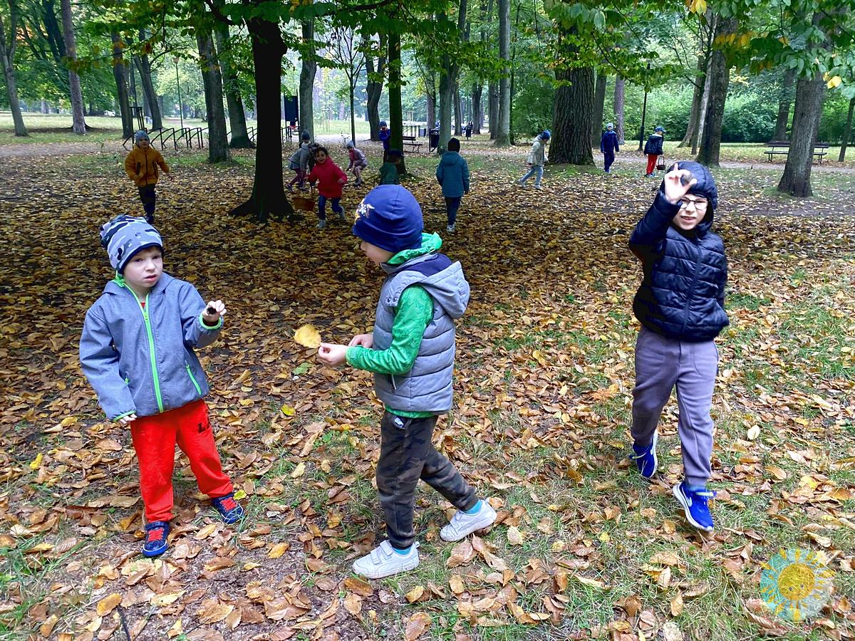 Dzieci bawią się w parku - Przedszkole Samorządowe Nr 2 Pod Słonkiem w Białymstoku