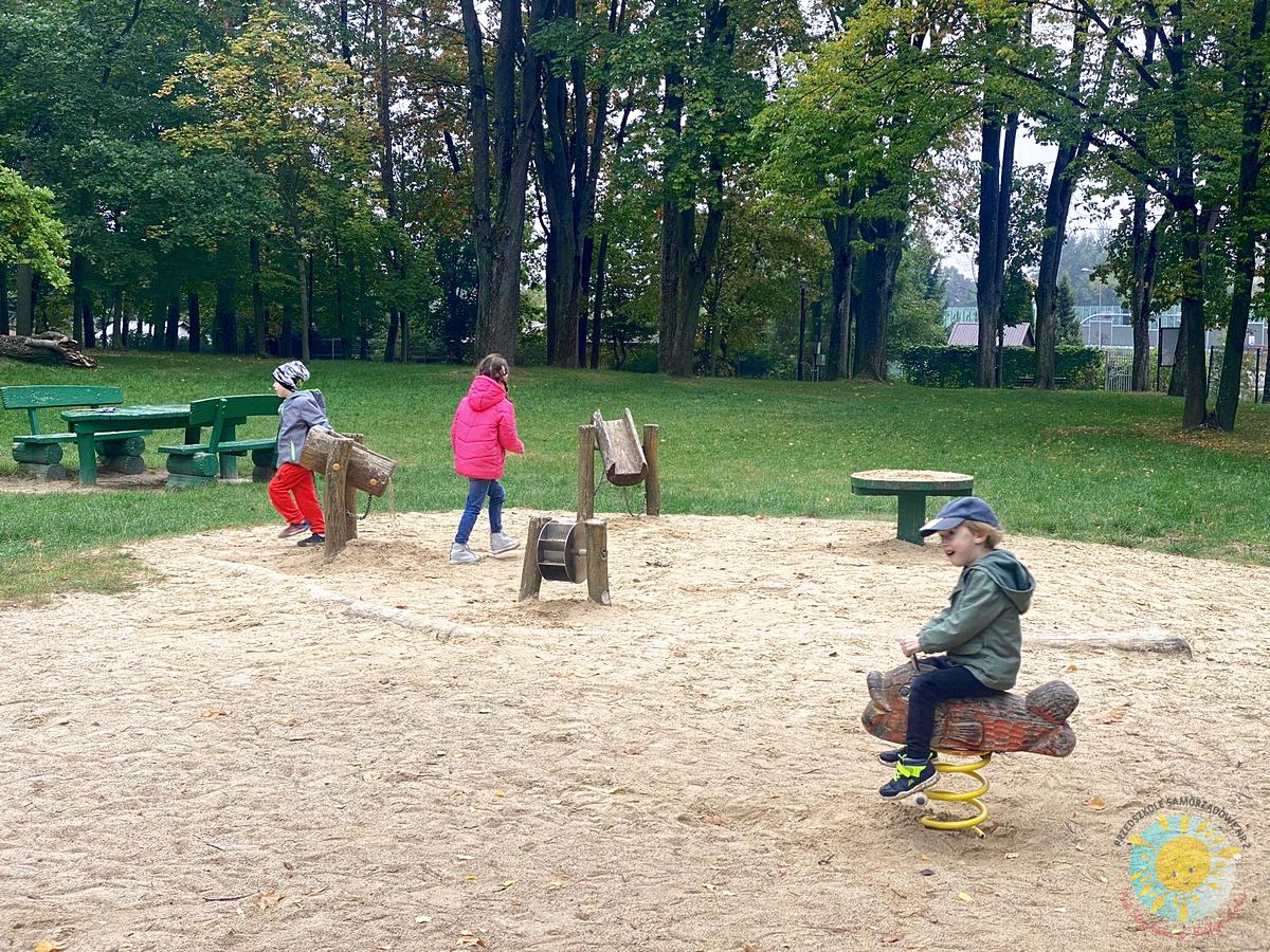 Dzieci bawią się w parku - Przedszkole Samorządowe Nr 2 Pod Słonkiem w Białymstoku