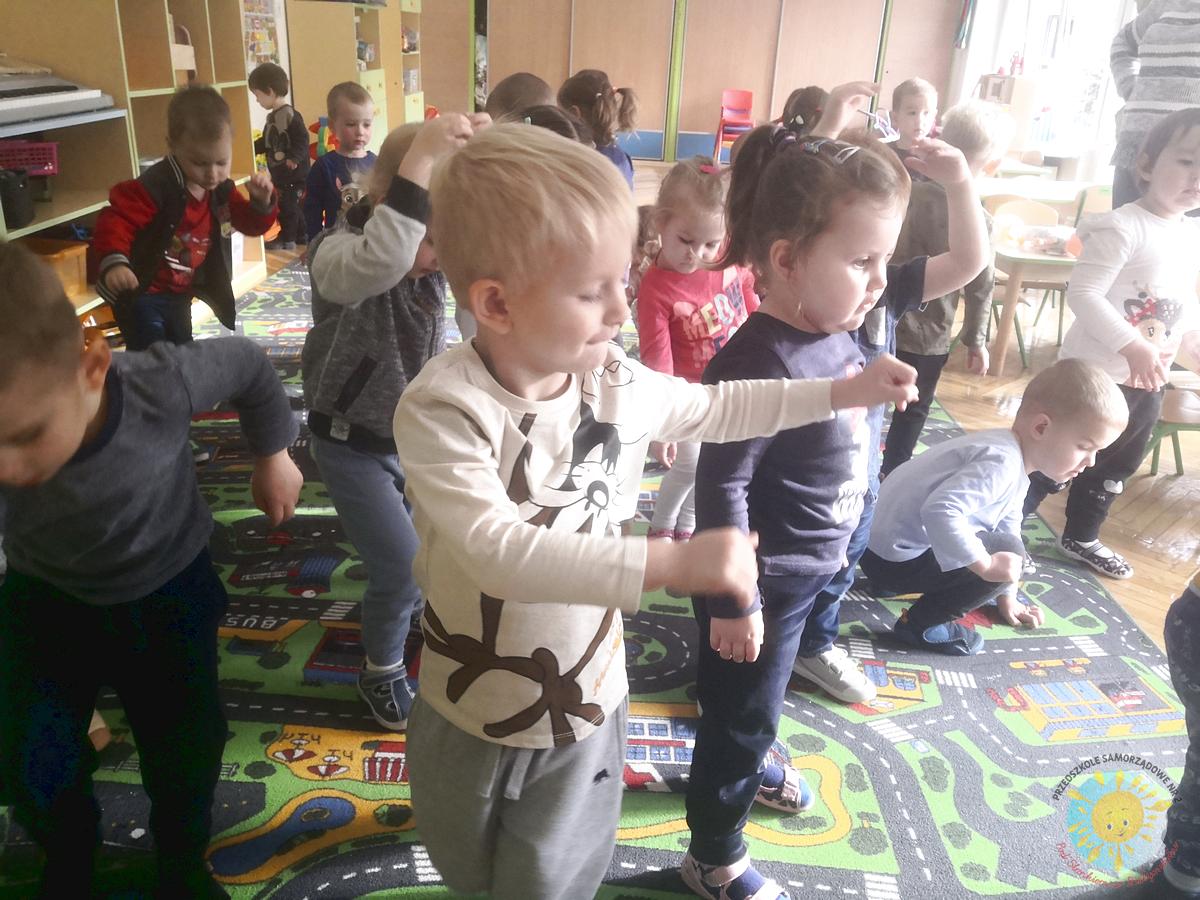 Dzieci bawią się podczas zajęć rytmicznych - Przedszkole Samorządowe Nr 2 Pod Słonkiem w Białymstoku