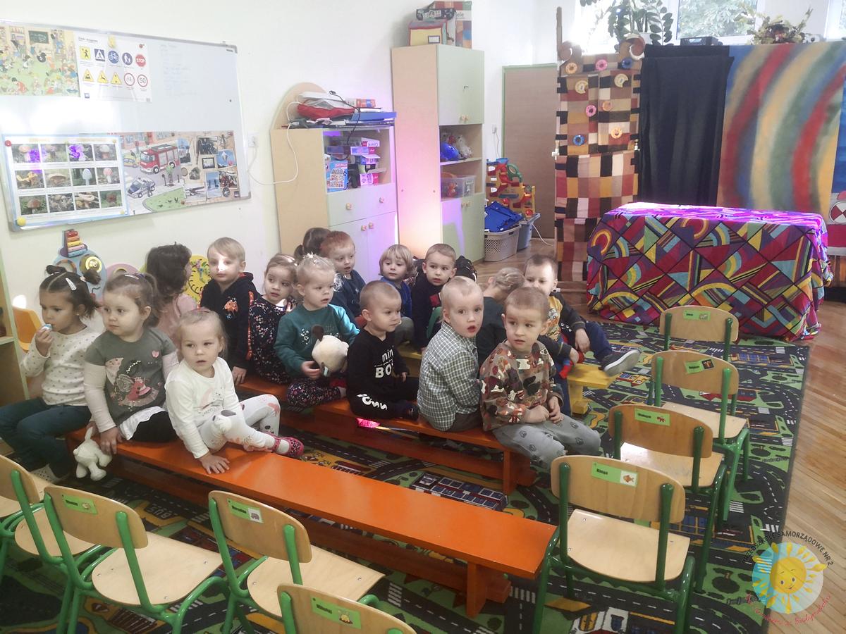 Dzieci siedzą na krzesełkach czekając na teatrzyk - Przedszkole Samorządowe Nr 2 Pod Słonkiem w Białymstoku
