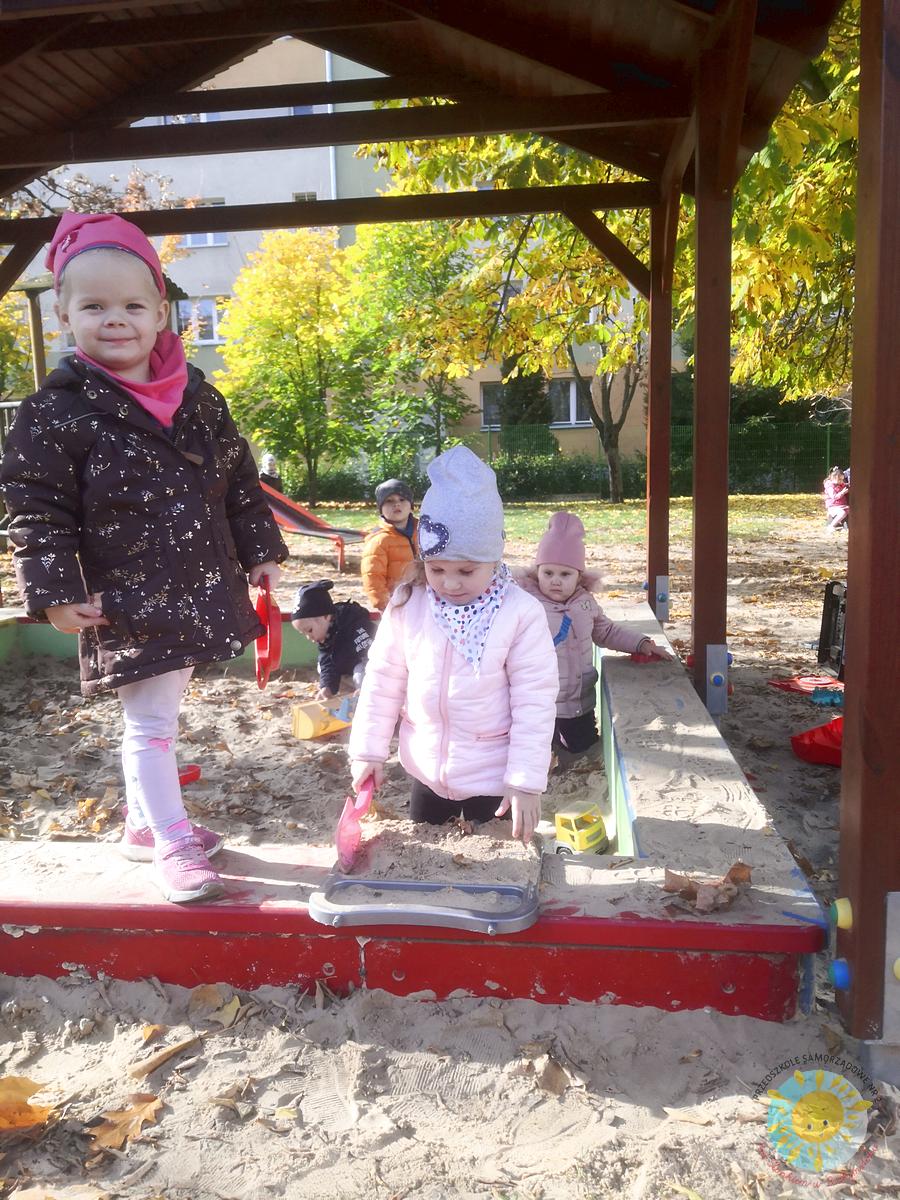 Dzieci bawią się w piaskownicy - Przedszkole Samorządowe Nr 2 Pod Słonkiem w Białymstoku