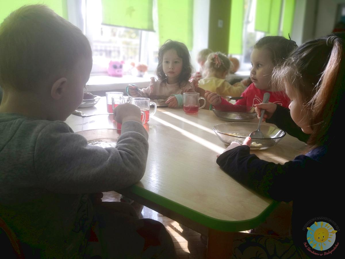 Dzieci jedzą posiłek przy stole - Przedszkole Samorządowe Nr 2 Pod Słonkiem w Białymstoku