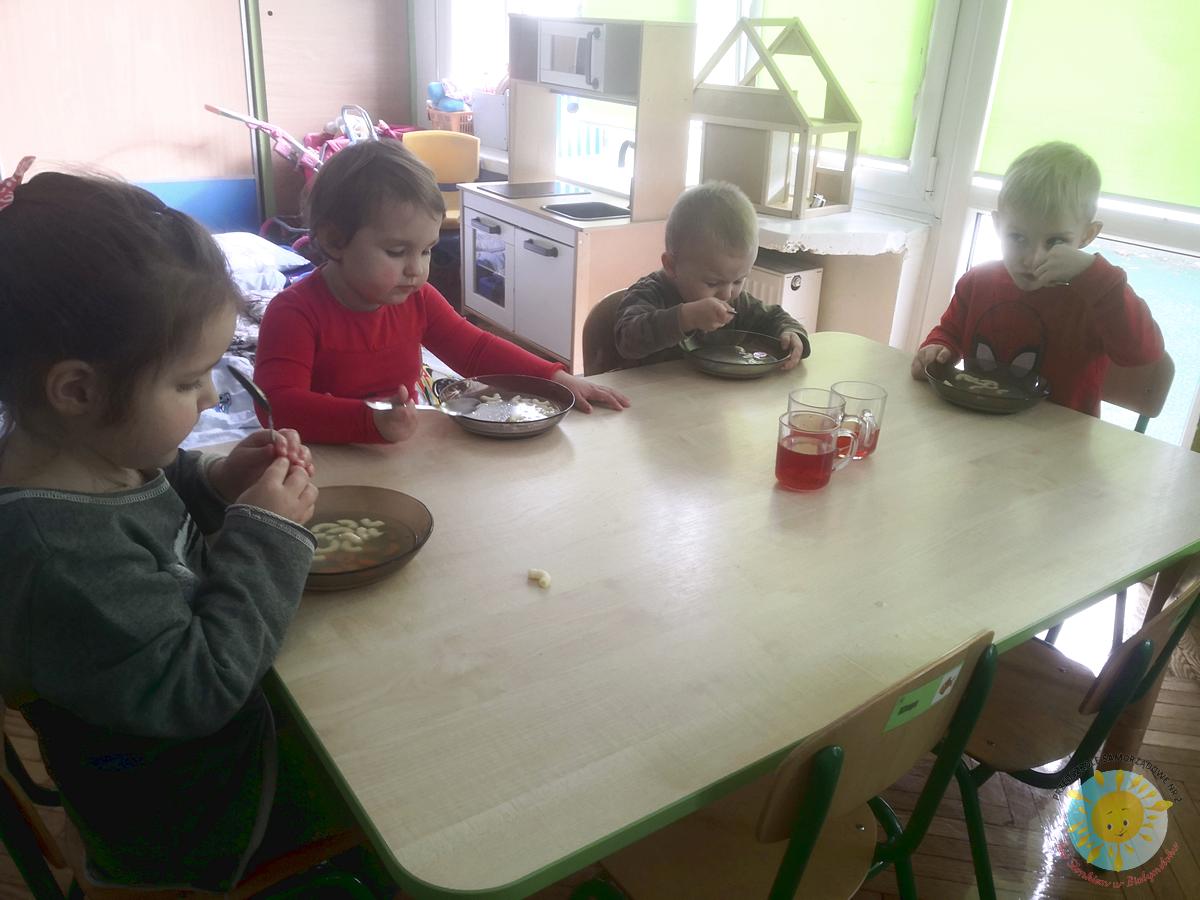 Dzieci jedzą posiłek przy stole - Przedszkole Samorządowe Nr 2 Pod Słonkiem w Białymstoku