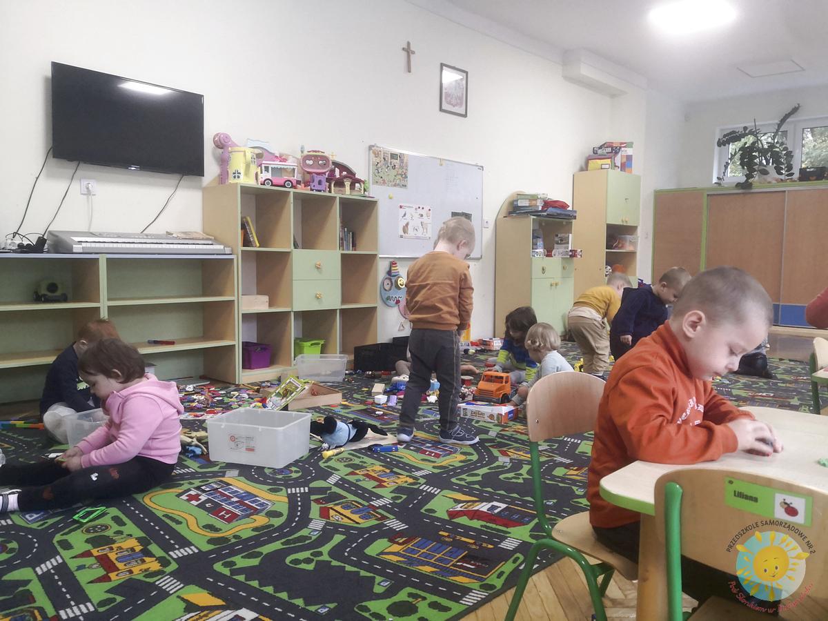 Dzieci bawią się na dywanie - Przedszkole Samorządowe Nr 2 Pod Słonkiem w Białymstoku