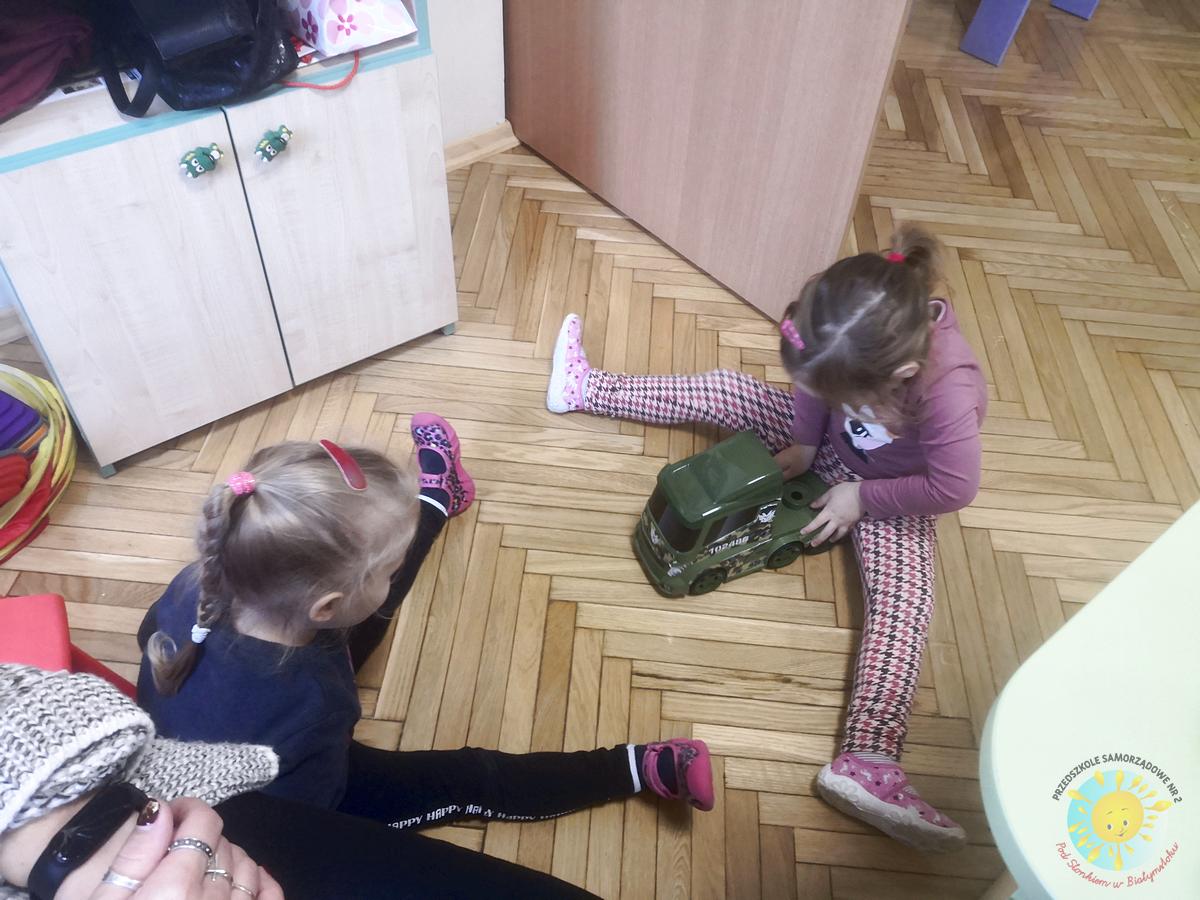 Dzieci bawią się na podłodze w przedszkolu - Przedszkole Samorządowe Nr 2 Pod Słonkiem w Białymstoku