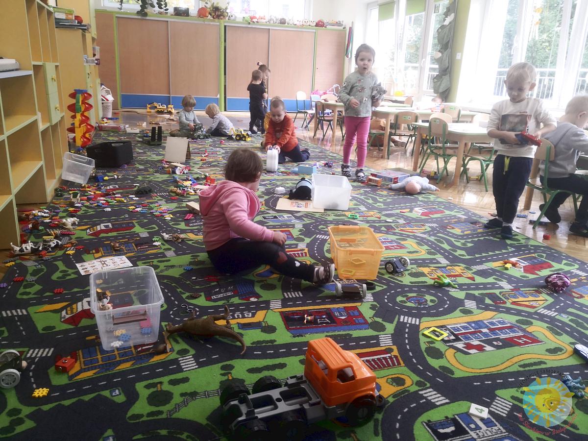 Dzieci bawią się na dywanie - Przedszkole Samorządowe Nr 2 Pod Słonkiem w Białymstoku