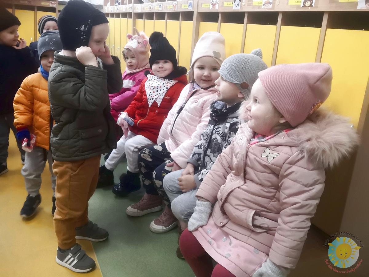 Dzieci w szatni przedszkolnej - Przedszkole Samorządowe Nr 2 Pod Słonkiem w Białymstoku