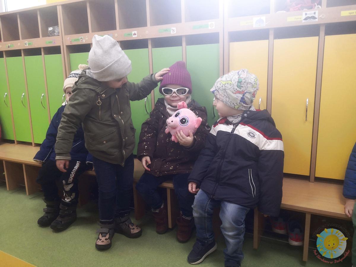 Dzieci w szatni przedszkolnej - Przedszkole Samorządowe Nr 2 Pod Słonkiem w Białymstoku