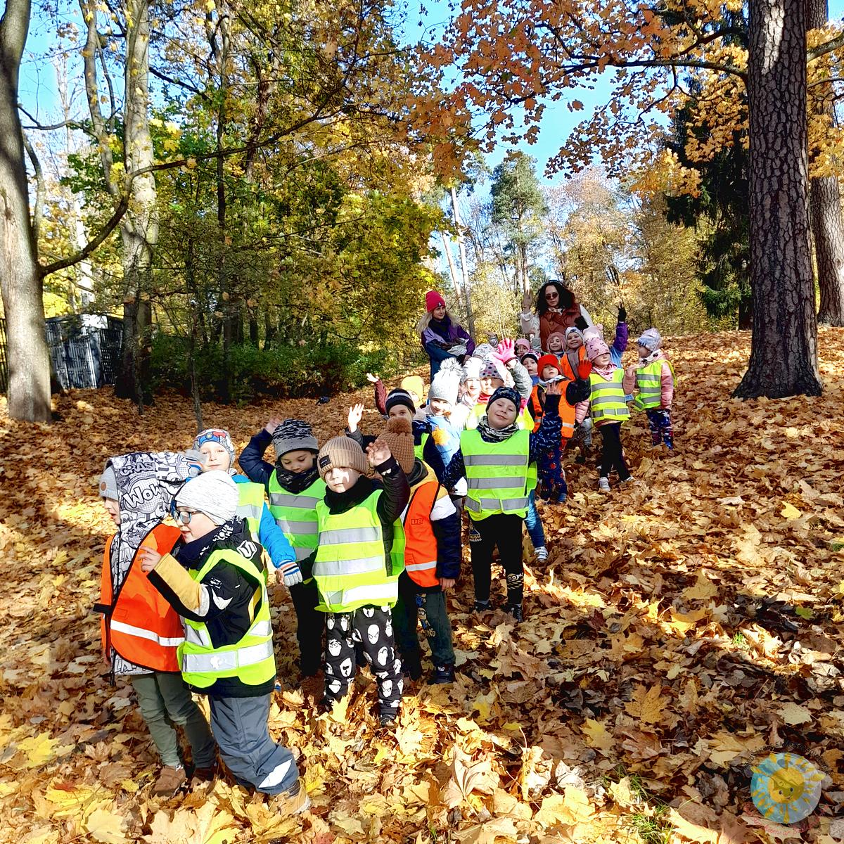 Dzieci pozują do zdjęcia w jesiennym parku - Przedszkole Samorządowe Nr 2 Pod Słonkiem w Białymstoku
