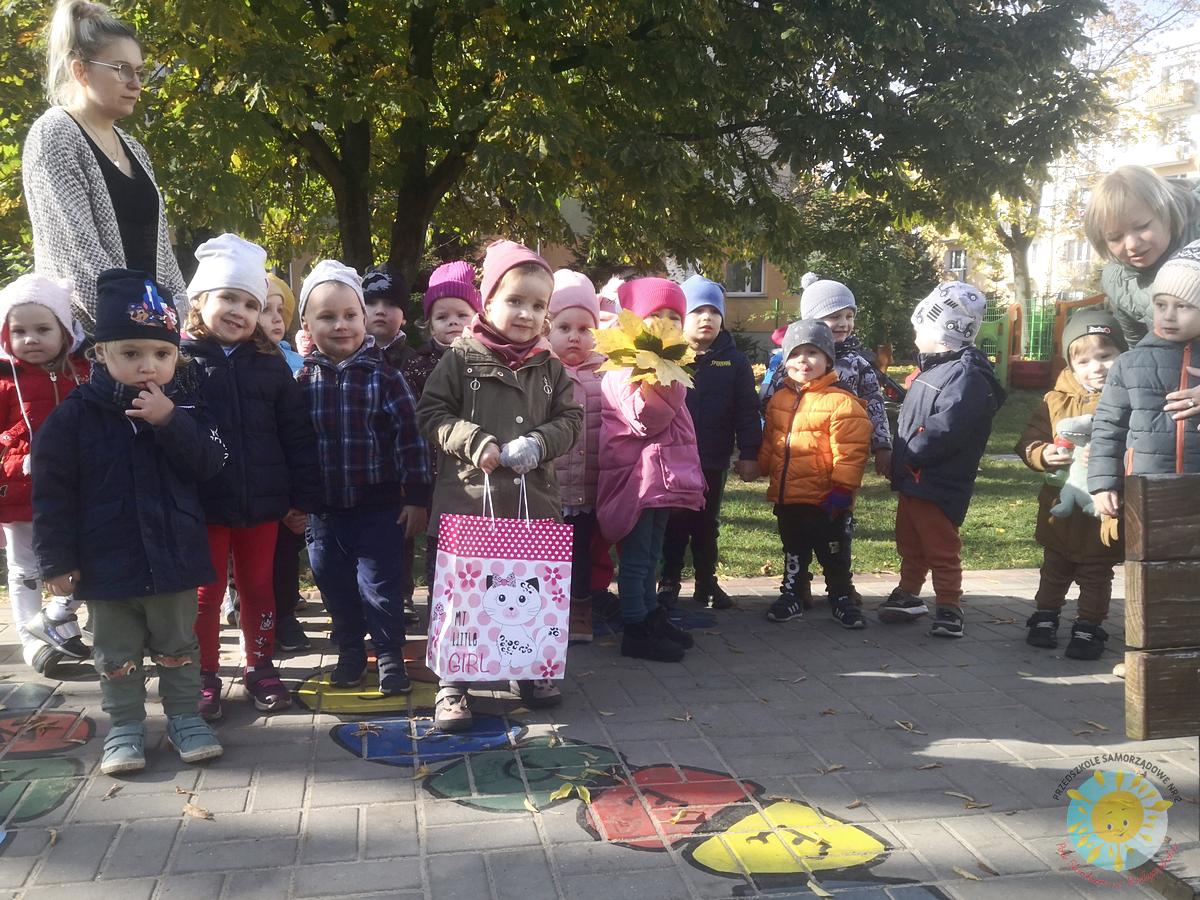 Dzieci stoją w ogrodzie przedszkolnym - Przedszkole Samorządowe Nr 2 Pod Słonkiem w Białymstoku