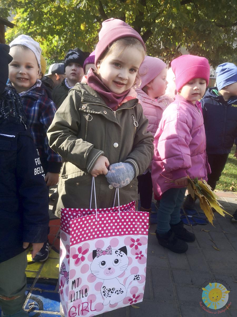 Dziewczynka stoi z torba pełną cukierków - Przedszkole Samorządowe Nr 2 Pod Słonkiem w Białymstoku