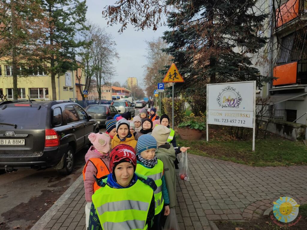 Dzieci idą na na Cmentarz Wojskowy - Przedszkole Samorządowe Nr 2 Pod Słonkiem w Białymstoku