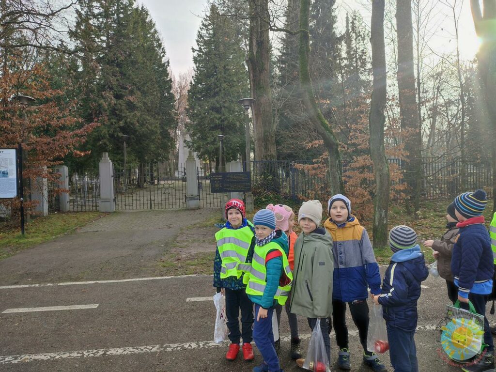 Dzieci idą na na Cmentarz Wojskowy - Przedszkole Samorządowe Nr 2 Pod Słonkiem w Białymstoku