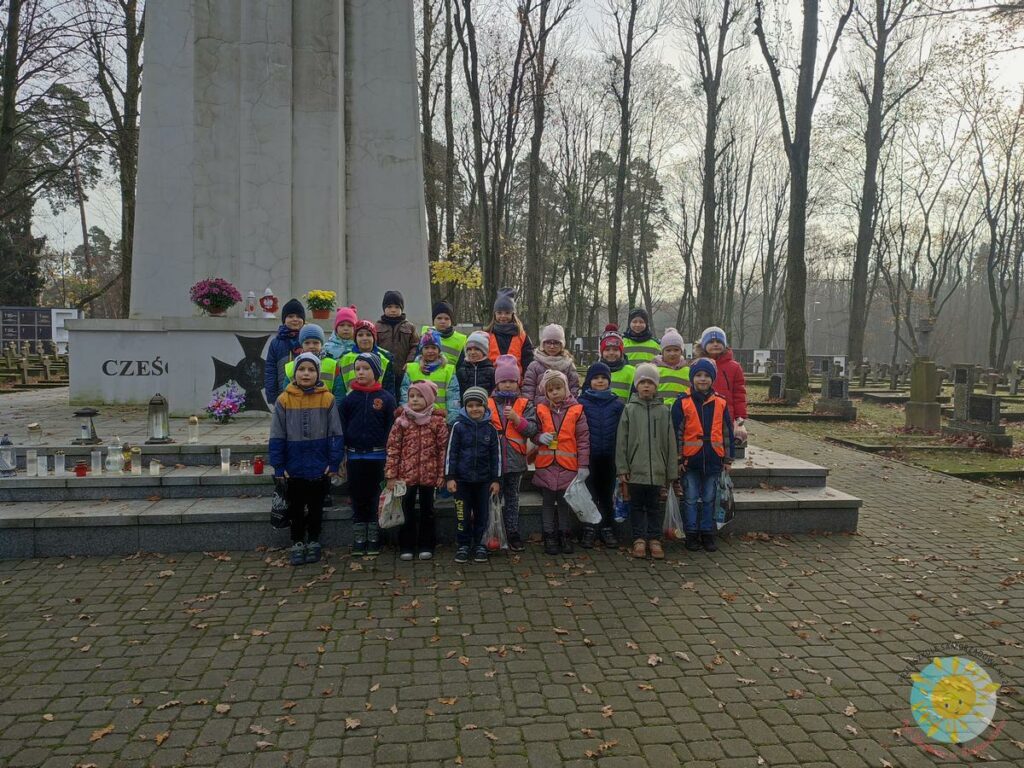 Dzieci stoją pod pomnikiem na Cmentarzu Wojskowym - Przedszkole Samorządowe Nr 2 Pod Słonkiem w Białymstoku