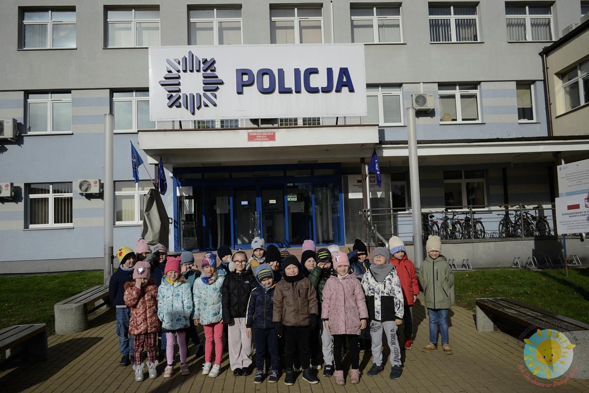Grupka dzieci pozuje do zdjęcia pod Komendą Miejską Policji w Białymstoku - Przedszkole Samorządowe Nr 2 Pod Słonkiem w Białymstoku
