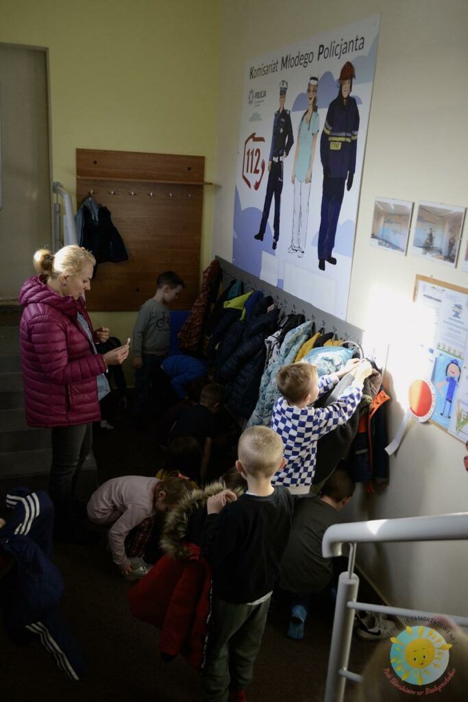 Dzieci przebierają się w szatni - Przedszkole Samorządowe Nr 2 Pod Słonkiem w Białymstoku