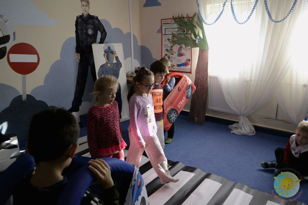 Pani policjant prowadzi zajęcia w grupie dzieci w wieku przedszkolnym - Przedszkole Samorządowe Nr 2 Pod Słonkiem w Białymstoku