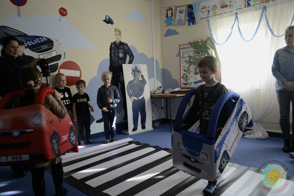 Pani policjant prowadzi zajęcia w grupie dzieci w wieku przedszkolnym - Przedszkole Samorządowe Nr 2 Pod Słonkiem w Białymstoku