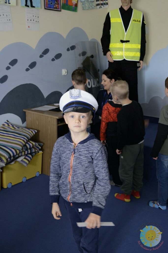 Dzieci przymierzają czapkę policjanta - Przedszkole Samorządowe Nr 2 Pod Słonkiem w Białymstoku