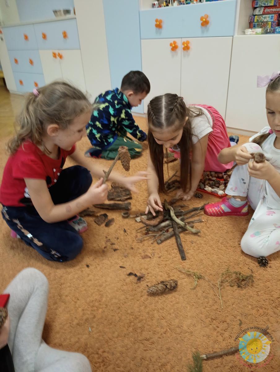 Dzieci bawią się na dywanie skarbami jesieni - Przedszkole Samorządowe Nr 2 Pod Słonkiem w Białymstoku
