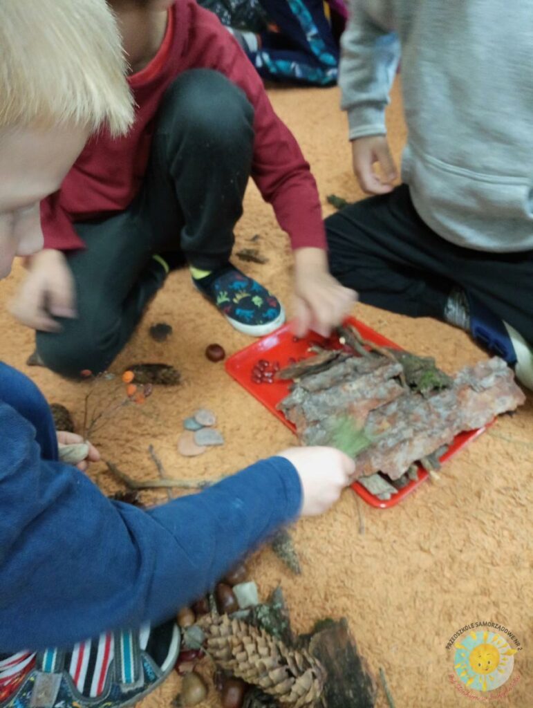 Dzieci bawią się na dywanie skarbami jesieni - Przedszkole Samorządowe Nr 2 Pod Słonkiem w Białymstoku