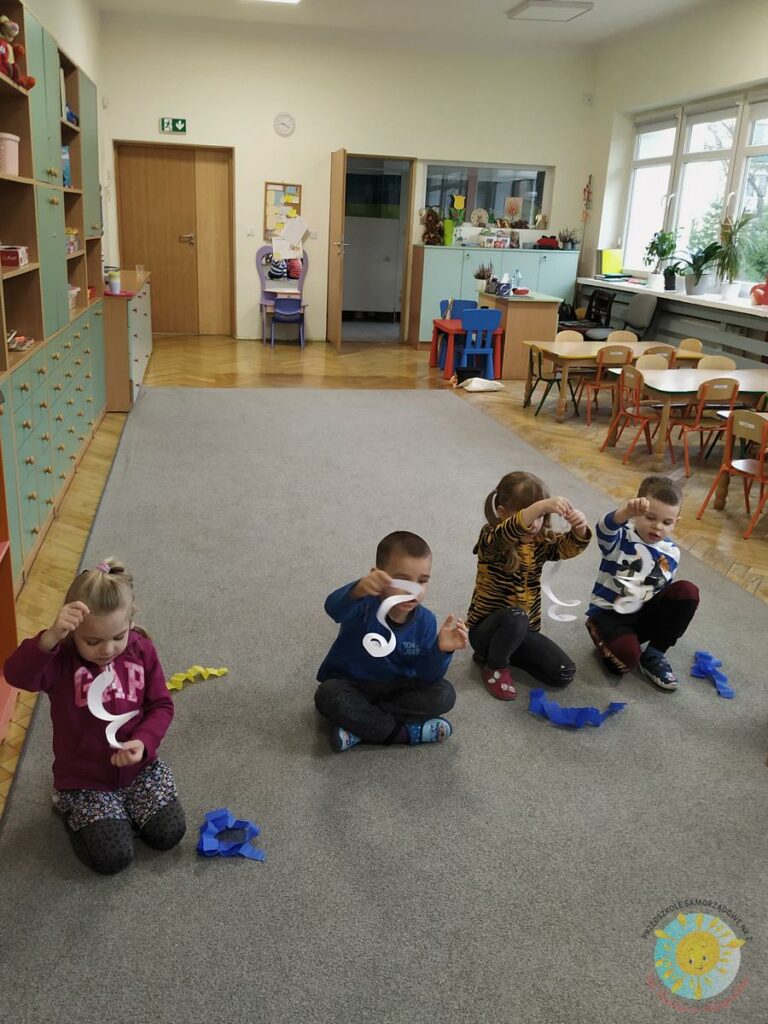 Dziecko siedzą na dywanie i biorą udział w zajęciach - Przedszkole Samorządowe Nr 2 Pod Słonkiem w Białymstoku