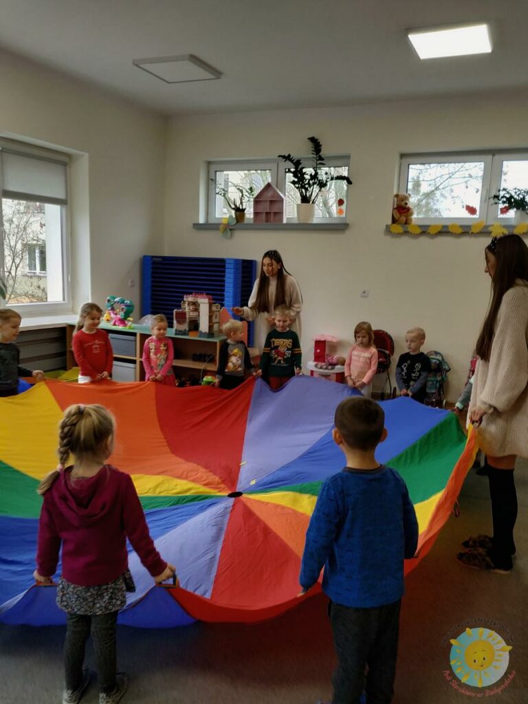 Dziecko bawią się chustą Klanza - Przedszkole Samorządowe Nr 2 Pod Słonkiem w Białymstoku