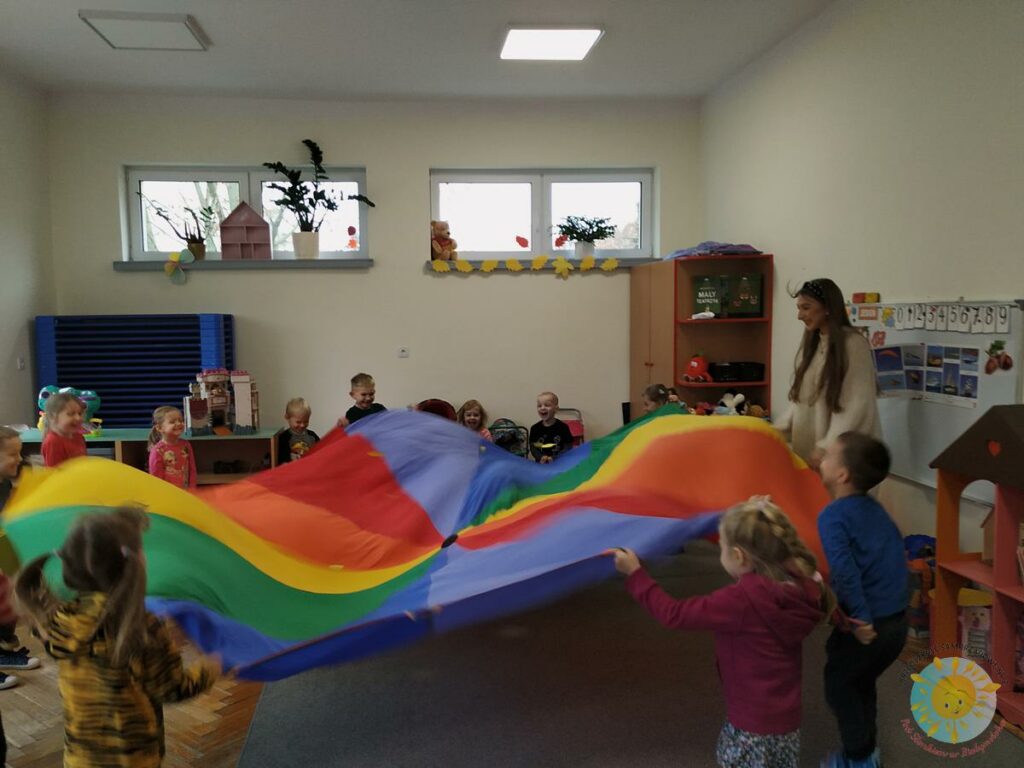 Dziecko bawią się chustą Klanza - Przedszkole Samorządowe Nr 2 Pod Słonkiem w Białymstoku