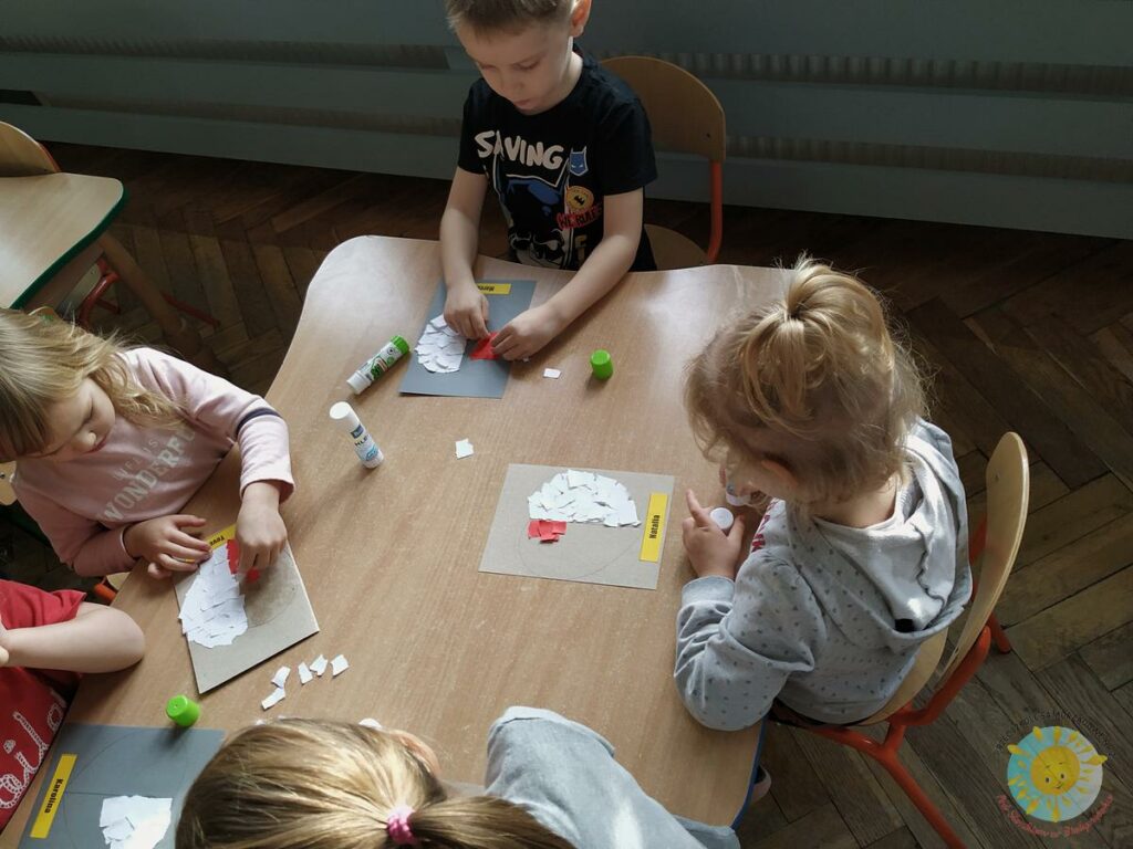 Dziecko siedzą przy stole i wykonują prace plastyczną - Przedszkole Samorządowe Nr 2 Pod Słonkiem w Białymstoku