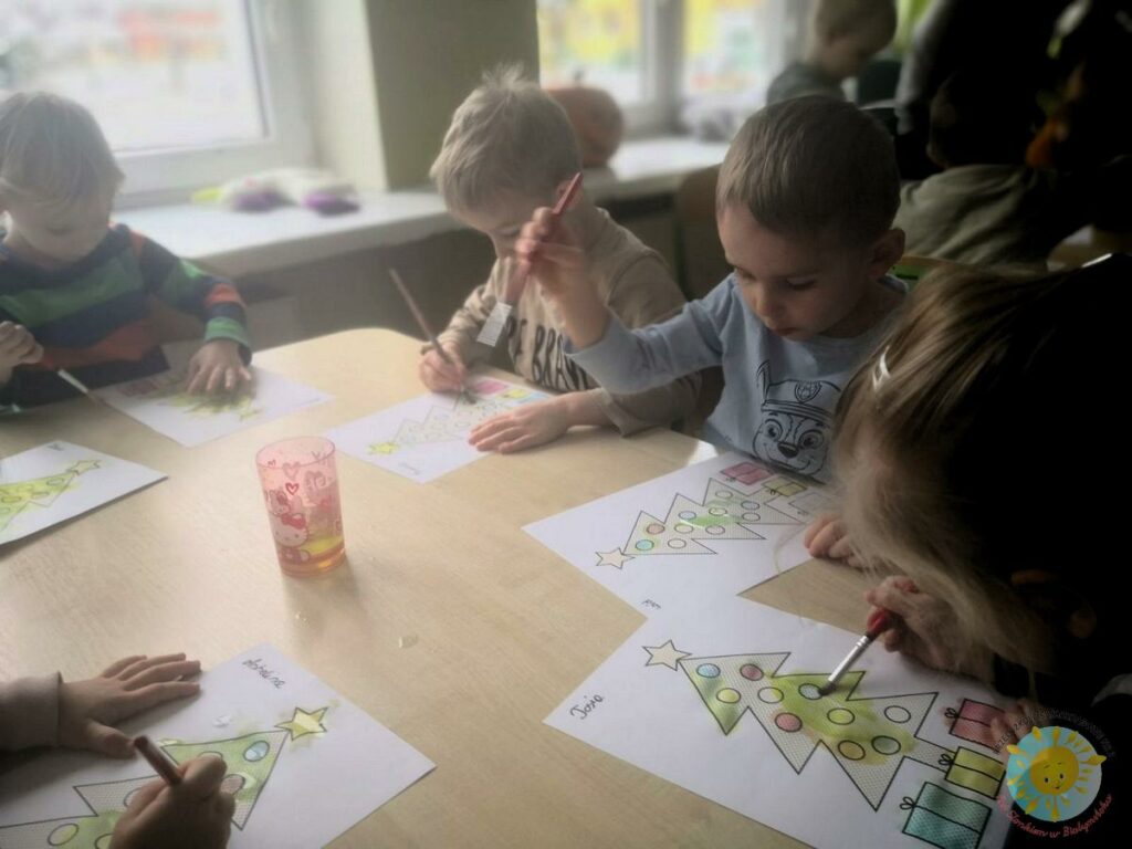 Dzieci z przedszkola kolorują farbami choinkę - Przedszkole Samorządowe Nr 2 Pod Słonkiem w Białymstoku