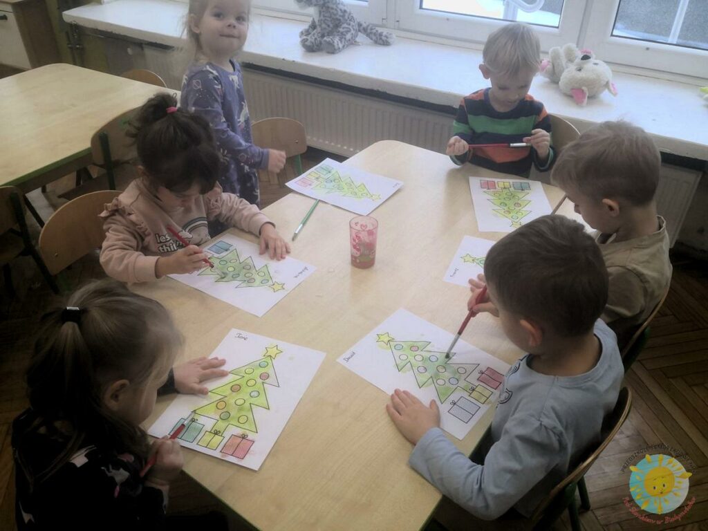 Dzieci z przedszkola kolorują farbami choinkę - Przedszkole Samorządowe Nr 2 Pod Słonkiem w Białymstoku