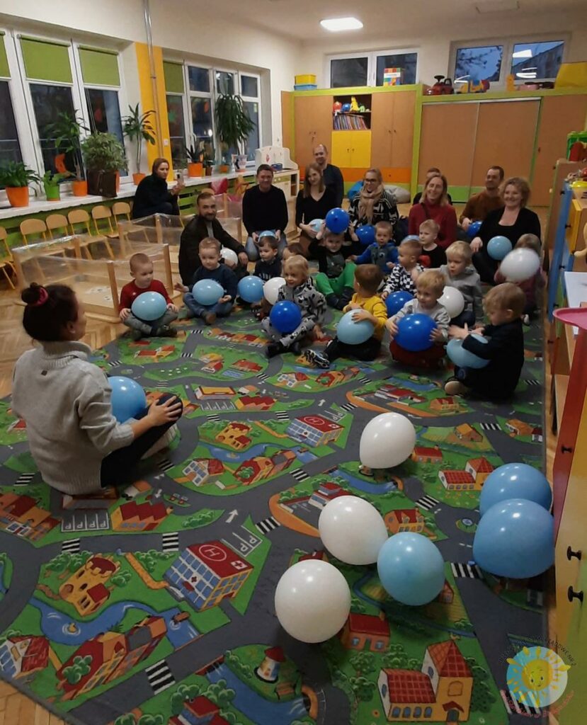 Dzieci wraz z rodzicami uczestniczą w zajęchach otwartych zorganizowanych przez Grupę Żółtą - Przedszkole Samorządowe Nr 2 Pod Słonkiem w Białymstoku