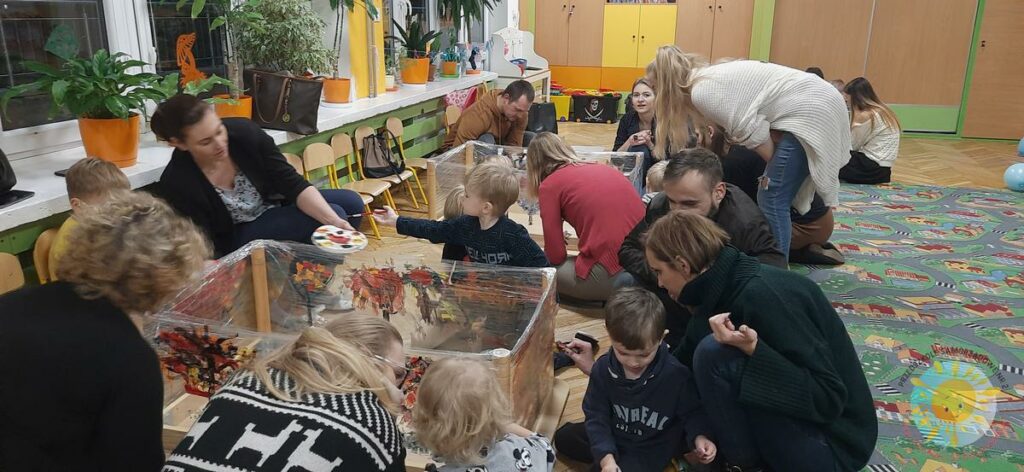 Dzieci wraz z rodzicami uczestniczą w zajęchach otwartych zorganizowanych przez Grupę Żółtą - Przedszkole Samorządowe Nr 2 Pod Słonkiem w Białymstoku