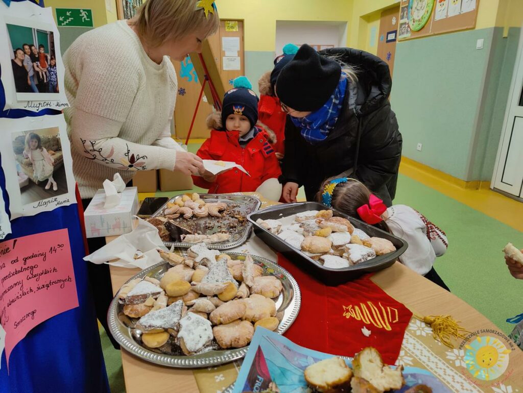 Rodzice i dzieci z przedszkola częstują się wypiekami zrobionymi przez ukraińskie mamy - Przedszkole Samorządowe Nr 2 Pod Słonkiem w Białymstoku