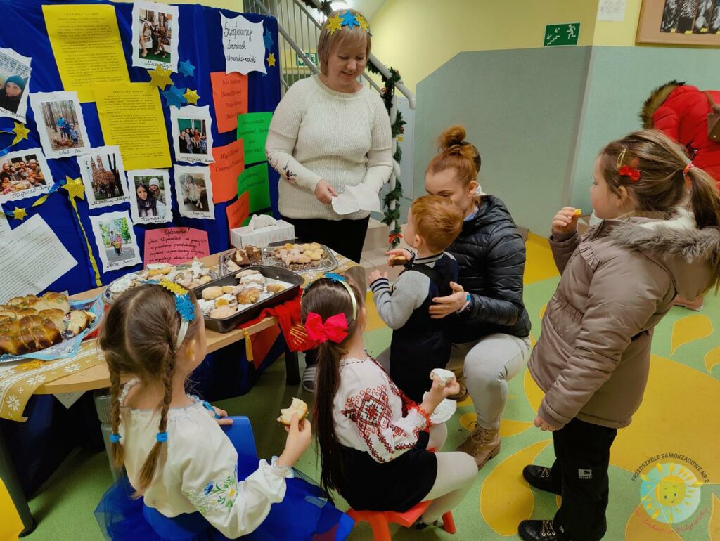 Rodzice i dzieci z przedszkola częstują się wypiekami zrobionymi przez ukraińskie mamy - Przedszkole Samorządowe Nr 2 Pod Słonkiem w Białymstoku