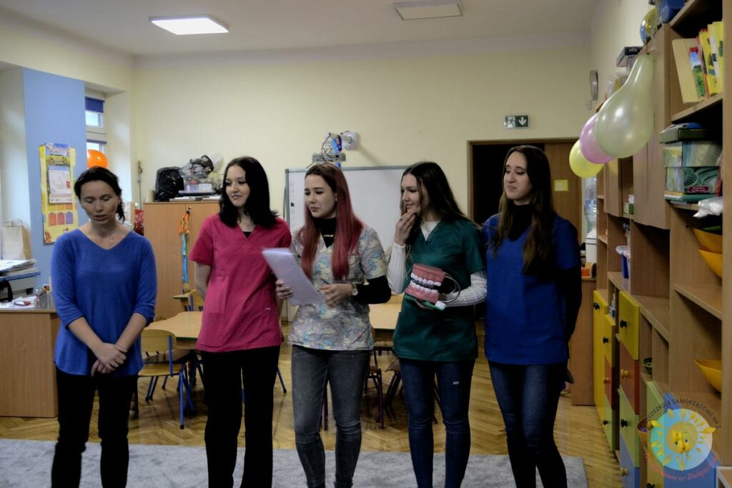 Studentki omawiają z dziećmi zagadnienia związane ze stomatologią - Przedszkole Samorządowe Nr 2 Pod Słonkiem w Białymstoku