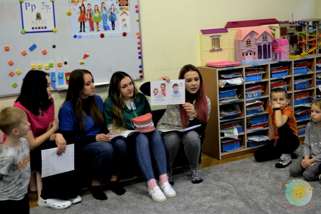 Dzieci biorą udział w programie profilaktycznym higieny jamy ustnej - Przedszkole Samorządowe Nr 2 Pod Słonkiem w Białymstoku