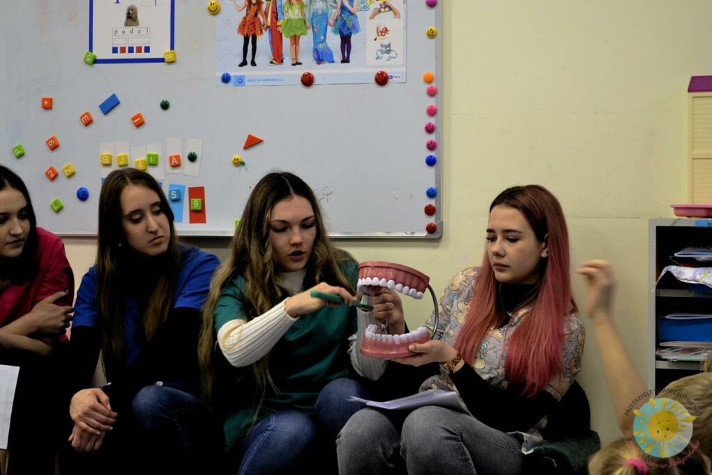 Studentki omawiają prawidłową technikę szczotkowania zębów na - Przedszkole Samorządowe Nr 2 Pod Słonkiem w Białymstoku