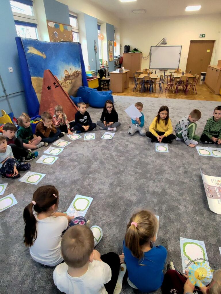 Dzieci biorący udział w zajęciach prowadzonych przez studentki - Przedszkole Samorządowe Nr 2 Pod Słonkiem w Białymstoku